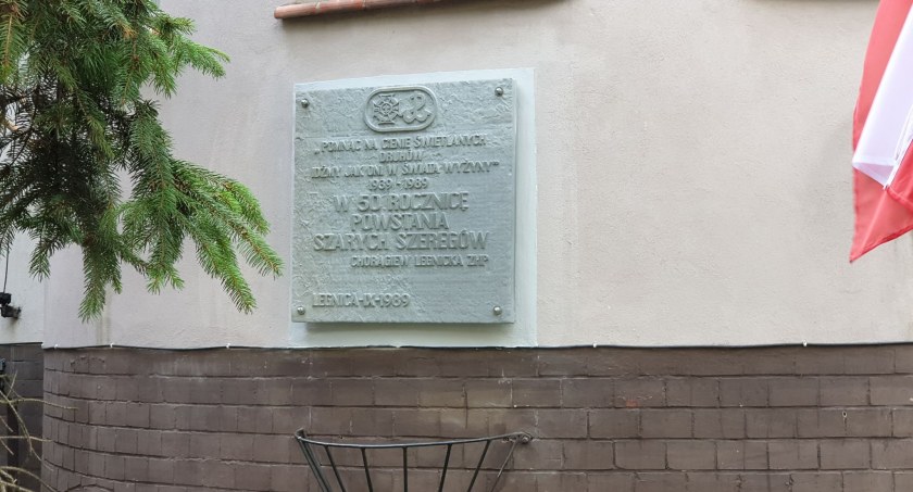 Zdjęcie: Nowa tablica przy ul. Okrzei 9. Fot. Andrzej Trzeciak