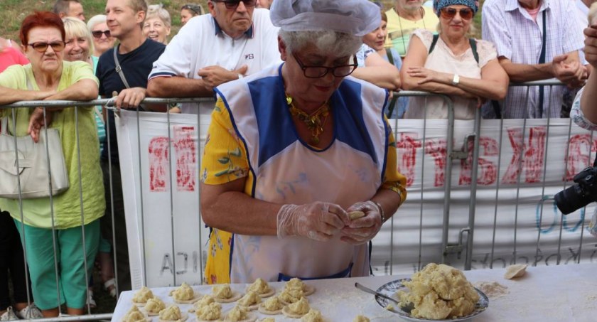 Zdjęcie: Mistrzostwa Legnicy w lepieniu pierogów w 2019 r. Fot. Dawid Stefanik