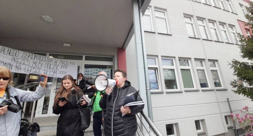 Zdjęcie: Kwiecień 2022 - manifestacja przed LSM. Fot. Paweł Jantura