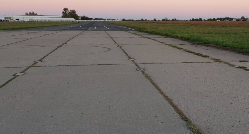 Zdjęcie: Pas startowy dawnego lotniska w Legnicy.