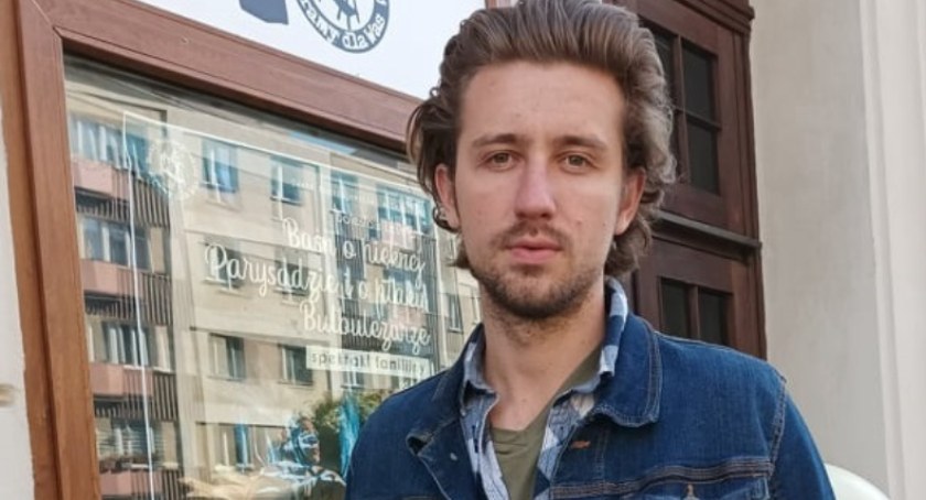 Zdjęcie: Aktor Jan Kowalewski (fot. Tomasz Turketti/ Teatr Modrzejewskiej w Legnicy)