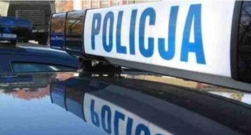 Zdjęcie. Napis POLICJA na samochodzie