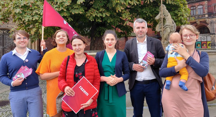 Zdjęcie: Działacze partii Razem podczas konferencji prasowej w Legnicy (Fot. Razem)