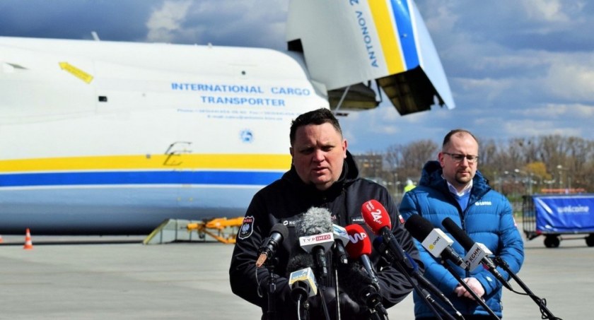 Zdjecie: 14 kwietnia 2020 r. - propagandowa feta na Okęciu z okazji lądowania Antonowa z transportem bezużytecznych maseczek z Chin (fot. KGHM)