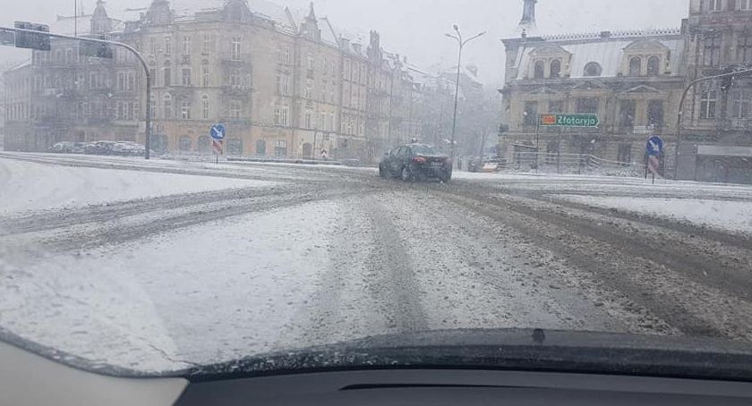 Zdjęcie: Zima na legnickich drogach. Fot. Andrzej Trzeciak
