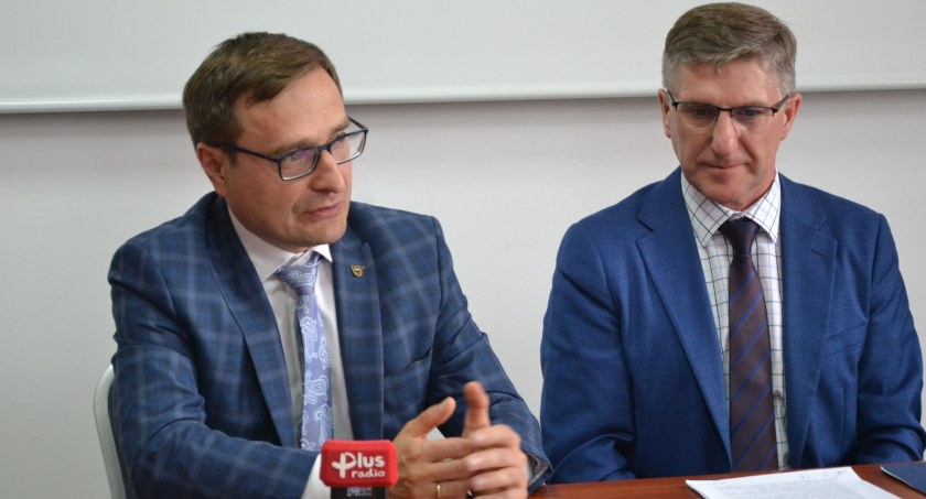 Zdjęcie: Marszałek Marcin Krzyżanowski i starosta Adam Babuśka. Fot. UMWD