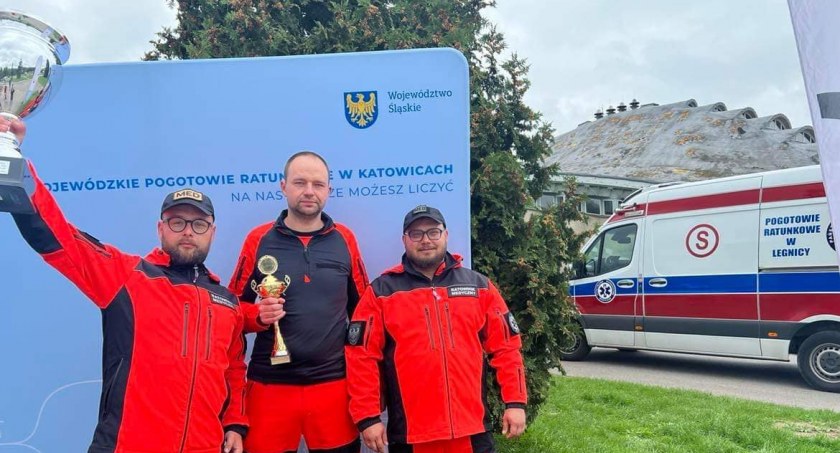 Zdjęcie: Kamil Nowak, Marcin Jawor i Patryk Radzięta - mistrzowie Polski w ratownictwie medycznym. 