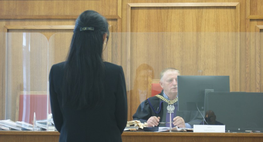 Zdjęcie: Sędzia Andrzej Szliwa przesłuchuje świadka podczas procesu pracowników kancelarii adwokackiej (fot. Piotr Kanikowski). 