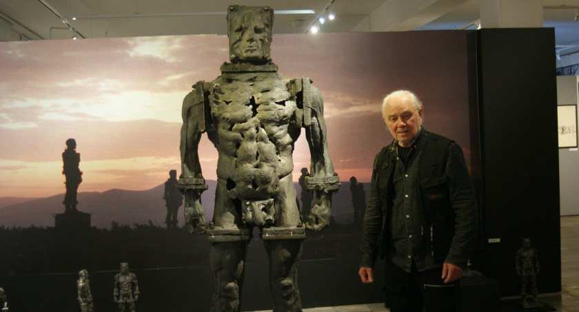 Zdjęcie: Zbigniew Frączkiewicz i jego Żelazny Człowiek w Muzeum Miedzi (fot. Piotr Kanikowski)