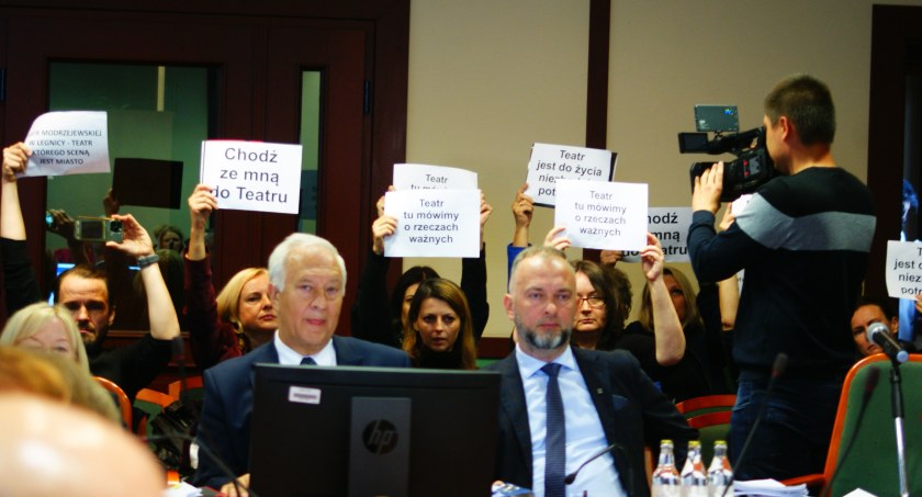 Zdjęcie: Obrońcy Teatru Modrzejewskiej przyszli zaprotestować na sesję Rady Miasta w Legnicy (fot. Piotr Kanikowski)