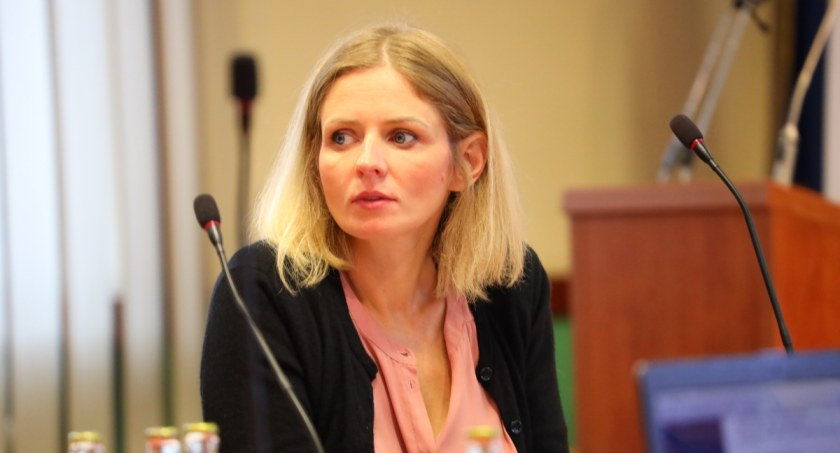 Zdjęcie: Radna Karolina Jaczewska-Szymkowiak broniła na sesji lasu przy hucie (fot. Andrzej Trzeciak)