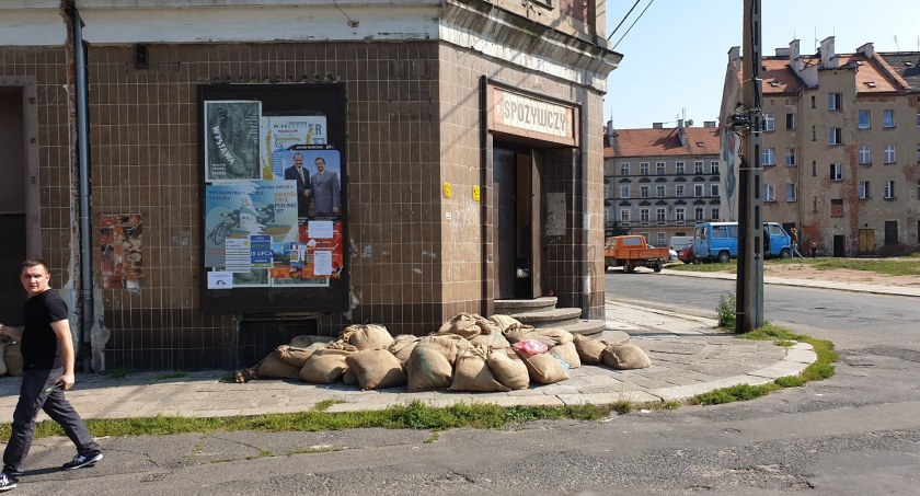 Zdjęcia: Plan filmowy przy ul. Łąkowej w Legnicy. Fot. Andrzej Trzeciak