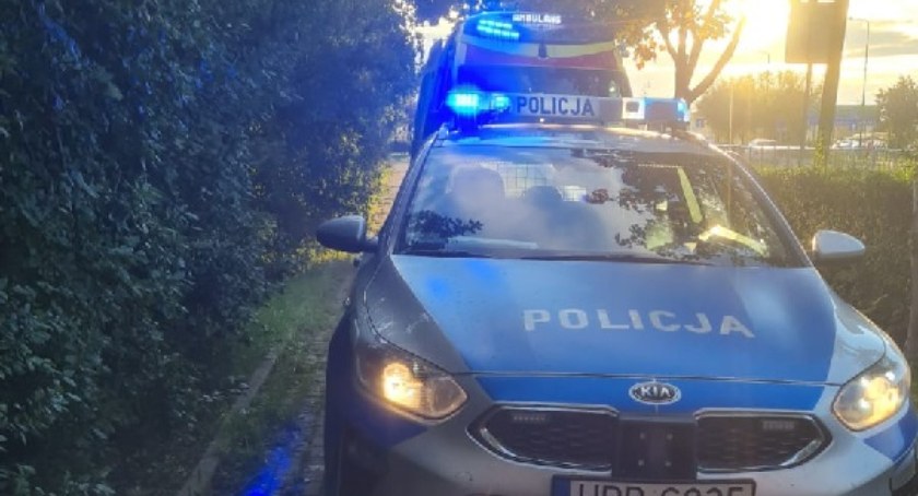 Zdjęcie. Radiowóz i karetka przed sklepem, gdzie doszło do napadu (fot. Policja).