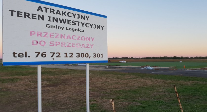 Zdjęcie: Tereny inwestycyjne na byłym lotnisku w Legnicy (fot. Andrzej Trzeciak)