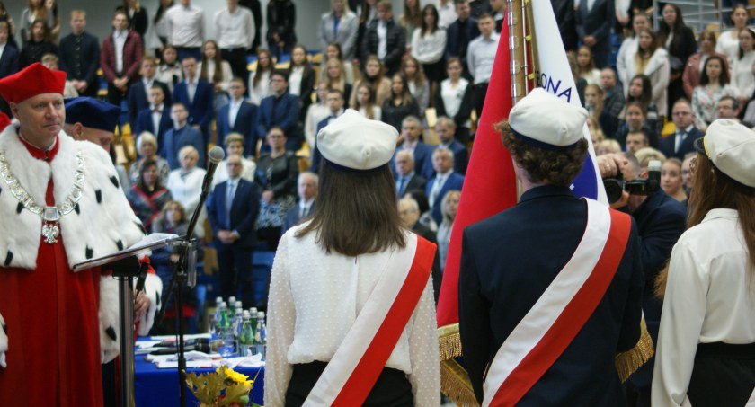 Zdjęcie: Rozpoczęcie nowego roku akademickiego. Po lewej prof. dr hab. Andrzej Panasiuk, rektor Collegium Witelona (fot. Piotr Kanikowski)
