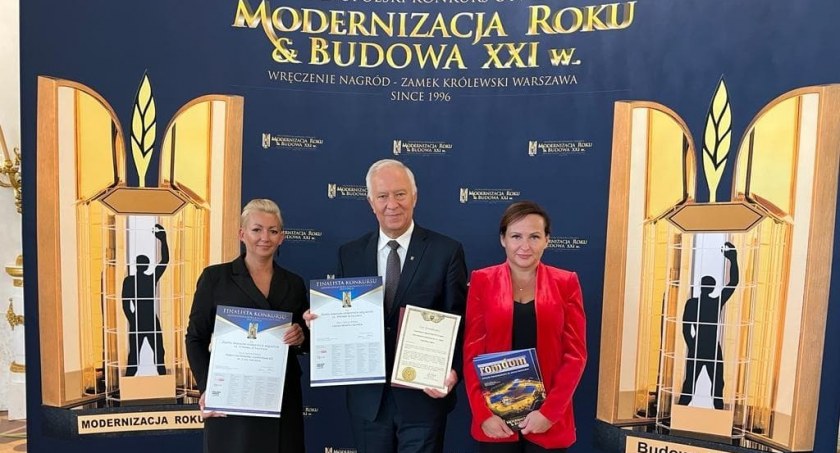 Zdjęcie: Dyplom dla inwestora odebrali w Warszawie prezydent Tadeusz Krzakowski, prezes SAG-u Magdalena Ryglicka oraz Monika Karubin, kierownik parku AquaFun (fot. Urząd Miasta w Legnicy).