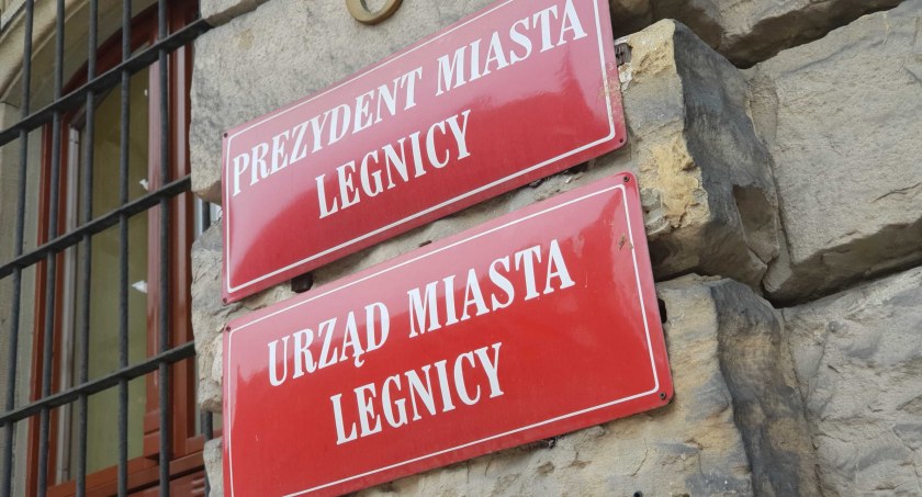 Zdjęcie: Tabliczki przed Urzędem Miasta w Legnicy (fot. Andrzej Trzeciak)