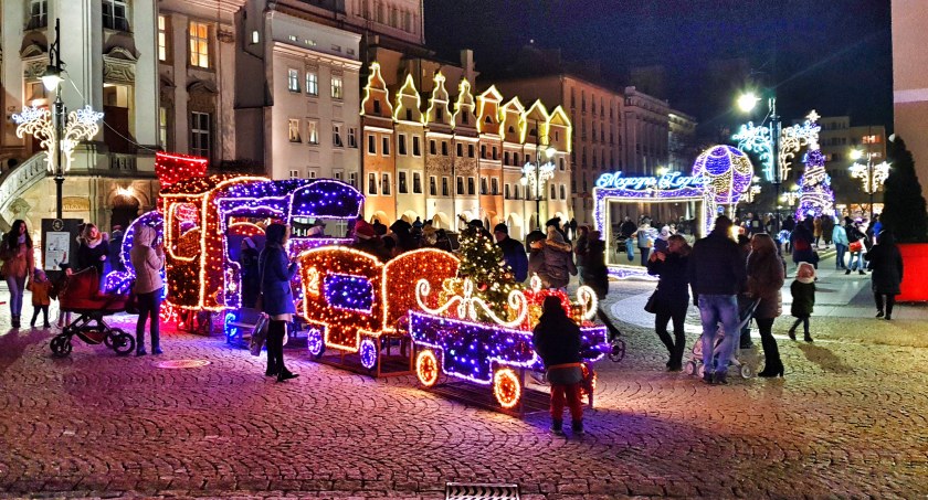 Zdjęcie: Iluminacje świąteczne w legnickim Rynku (fot. Andrzej Trzeciak).