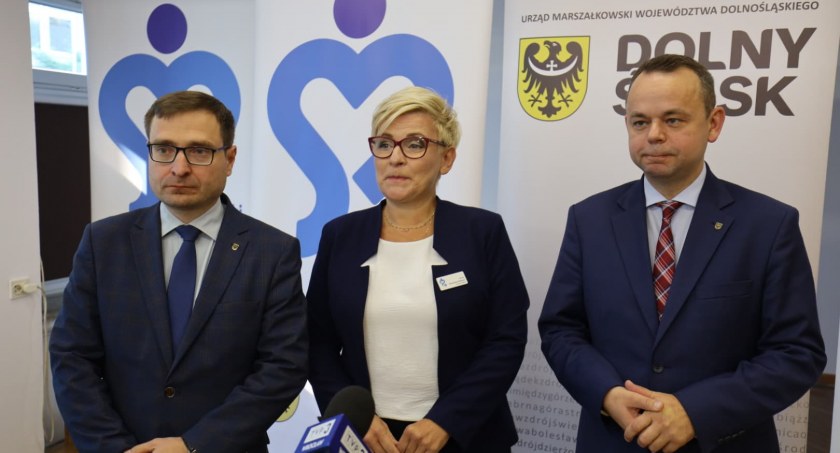 Zdjęcie: (od lewej) wicemarszałek Dolnego Śląska Marcin Krzyżanowski, dyrektor Wojewódzkiego Szpitala Specjalistycznego w Legnicy Anna Płotnicka-Mieloch i radny dolnośląskiego Sejmiku Piotr Karwan. Fot. Andrzej Trzeciak.