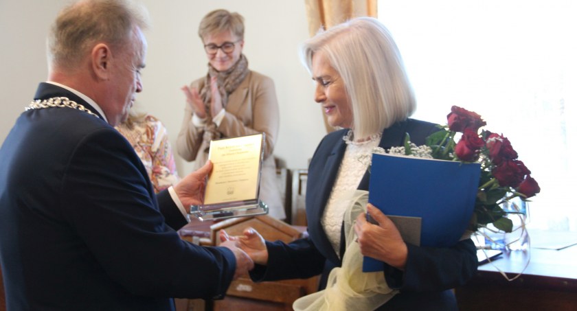 Zdjęcie: Burmistrz Jan Serkies wręcza wyróżnienie Krystynie Czapskiej (fot. Urząd Miasta w Chojnowie).