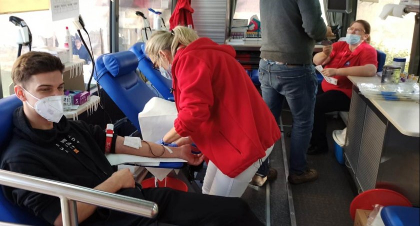 Zdjęcie: Wnętrze krwiobusa podczas akcji w Chojnowie (fot. MKHDK PCK)