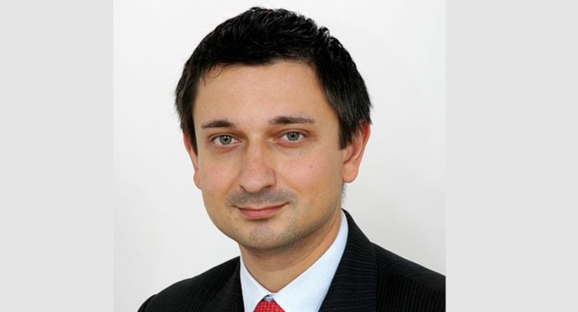 Zdjęcie: Tomasz Misiak jako senator (fot. Sławomir Kaczorek/ Senat RP).