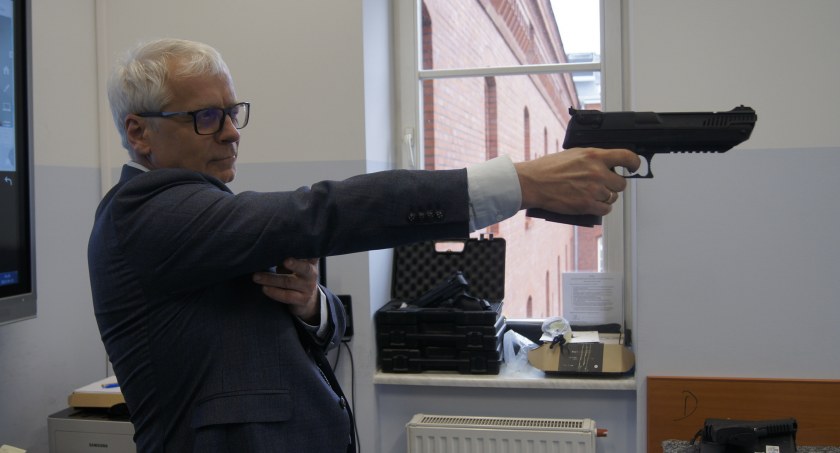 Zdjęcie: Wojewoda dolnośląski Jarosław Obremski podczas wizyty w Centrum Witelona (fot. Piotr Kanikowski).