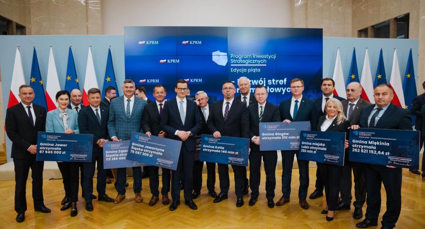 Zdjęcie: uroczystość wręczenia symbolicznych czeków z piątej edycji Polskiego ładu (fot. KPRM)
