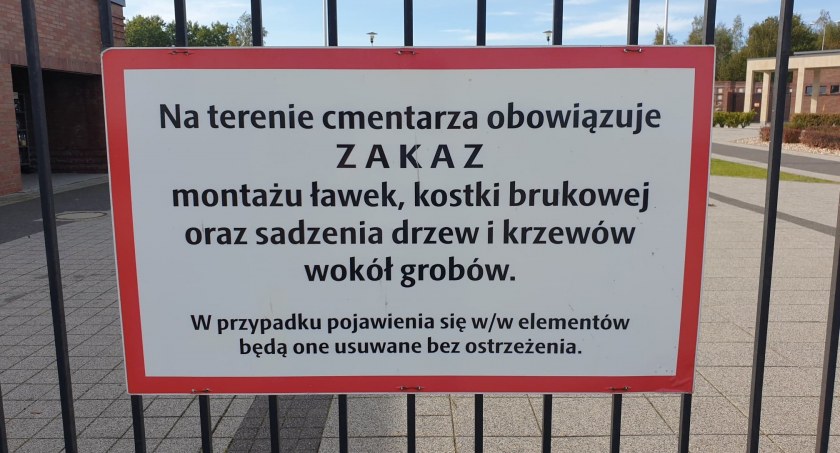 Zdjęcie: Brama Cmentarza Komunalnego w Jaszkowie (fot. Andrzej Trzeciak).
