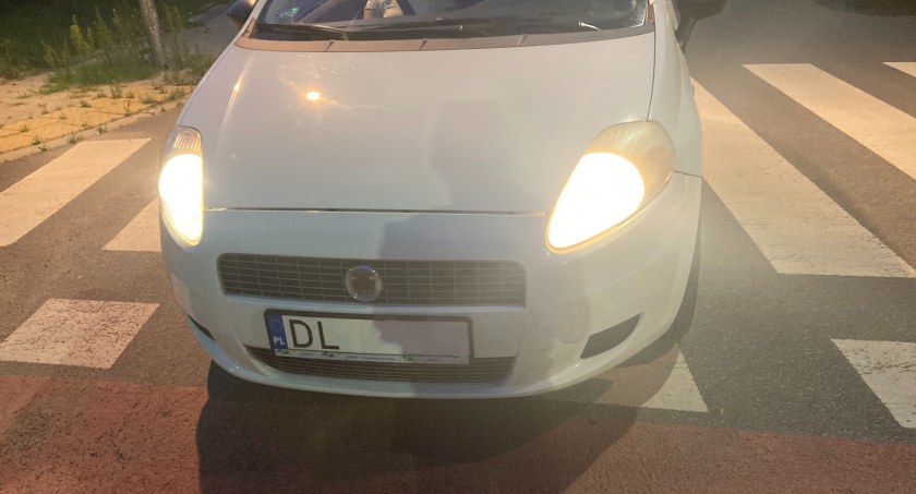 Zdjęcie: Samochód na przejściu dla pieszych