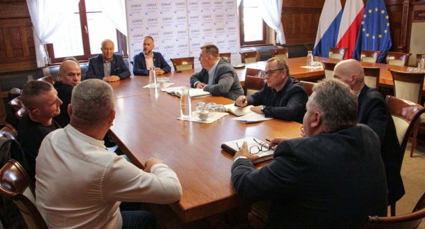 Zdjęcie: Spotkanie prezydenta Tadeusza Krzakowskiego z przedstawicielami składów opału (fot. Urząd Miasta w Legnicy).