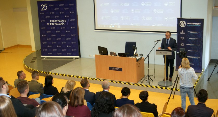 Zdjęcie: Inauguracyjny wygład programu Akademia Cyber Mil w Collegium Witelona (fot. PIotr Kanikowski).