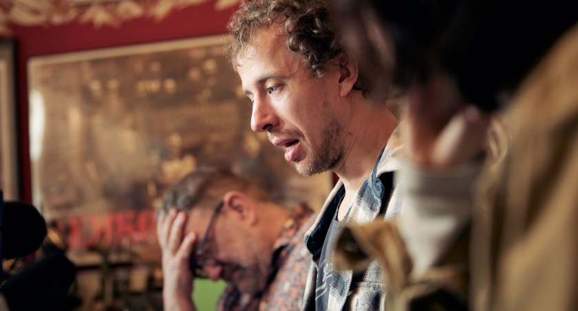 Zdjęcie: Andriej Liubczenka, aktor Teatru Tutejszego z Mińska. W tle Jacek Głomb, dyrektor Teatru Modrzejewskiej (fot. Aga Jackiewicz).