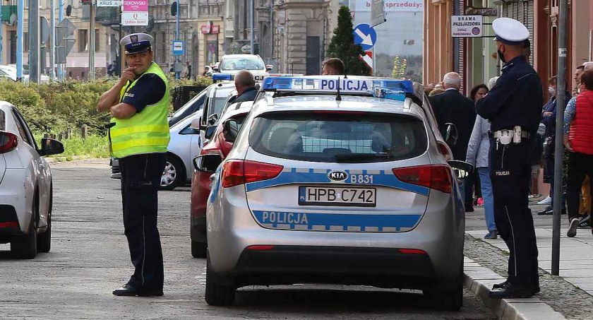 Zdjęcie ilustracyjne - policjanci z drogówki (fot. Andrzej Trzeciak)