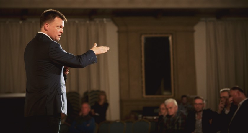 Zdjęcie: Szymon Hołownia podczas spotkania w Legnicy (fot. Aga Jackiewicz).