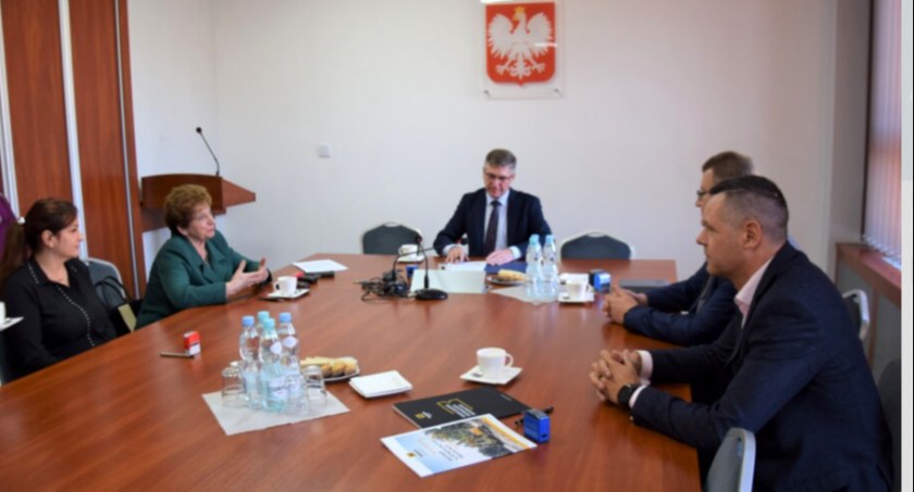 Zdjęcie: Podpisanie umowy z Berger Bau Polska w Starostwie Powiatowym w Legnicy (fot. Starostwo Powiatowe w Legnicy).