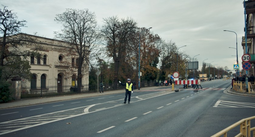 Zdjęcie: policjant kierujący ruchem, Fot: Aga Jackiewicz