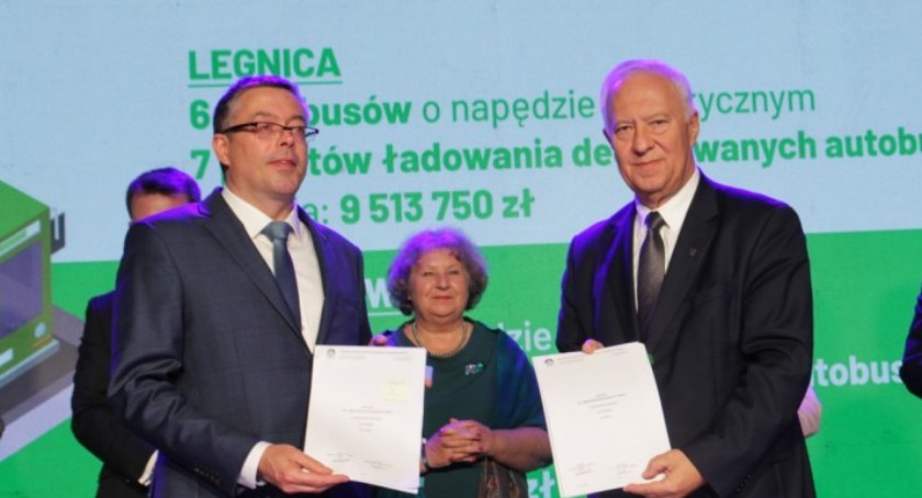 Zdjęcie: Prezydent Legnicy Tadeusz Krzakowski i Artur Michalski, wiceprezes Narodowego Funduszu Ochrony Środowiska i Gospodarki Wodnej z umową w sprawie autobusów (fot. Urząd Miasta w Legnicy)