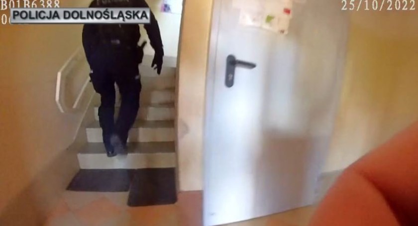 Zdjęcie: Policjant podczas interwencji (fot. mat. prasowe KMP w Legnicy)