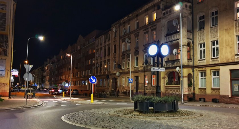 Zdjęcie: Latarnie na ul. Jaworzyńskiej w Legnicy (fot. Andrzej Trzeciak). 