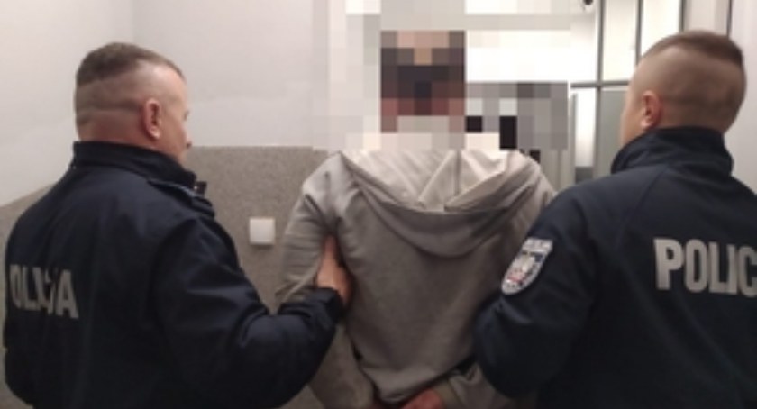 Zdjęcie: Policjanci prowadzą zatrzymanego przemytnika (fot. Policja Legnica)
