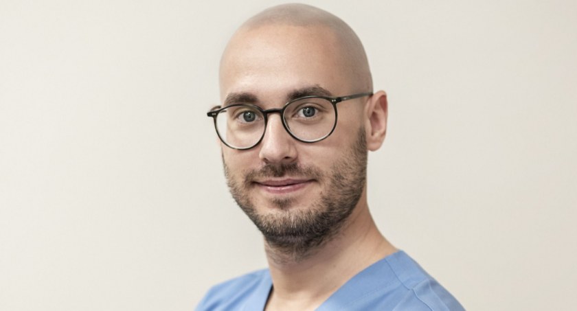 Zdjęcie: Przemysław Zarzeczny, lekarz Oddziału Chirurgii Ogólnej Wojewódzkiego Szpitala Specjalistycznego w Legnicy (fot. WSS w Legnicy).