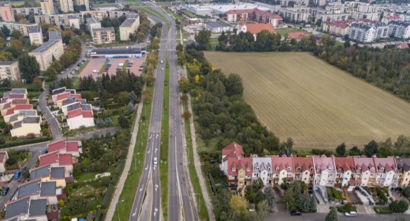 Zdjęcie: Ul. Sikorskiego w Legnicy (fot. Urząd Miasta w Legnicy).