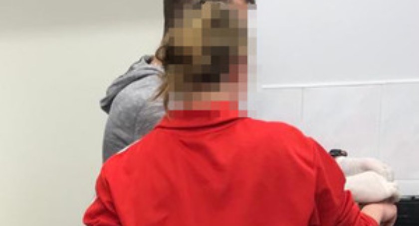 Zdjęcie: Listonoszka na komendzie policji w Legnicy (fot. Policja Legnica)