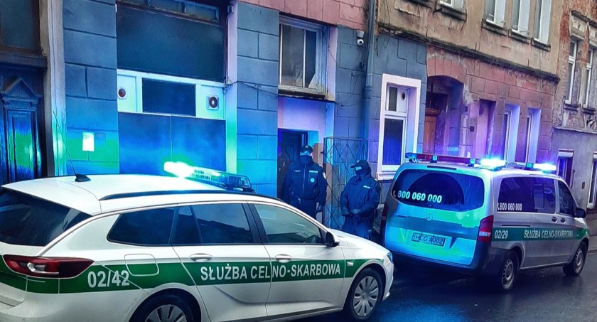 Zdjęcie: Kontrola w jednym z tzw. salonów gier (fot. KAS Wrocław)