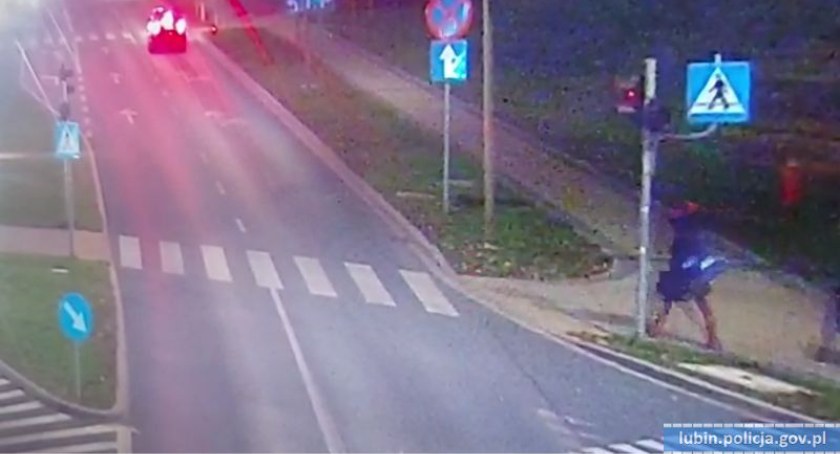 Zdjęcie: Al. Niepodległości w Lubinie i kobieta chwilę przed potrąceniem, zdjęcie z kamer monitoringu.