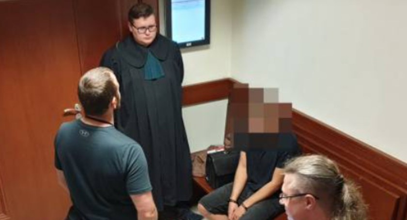 Zdjęcie: Arkadiusz B. wśród dziennikarzy w Sądzie Rejonowym w Legnicy. Mężczyzna przyznał się tylko do otrucia psa na ul. Jaworzyńskiej (fot. Andrzej Trzeciak). 