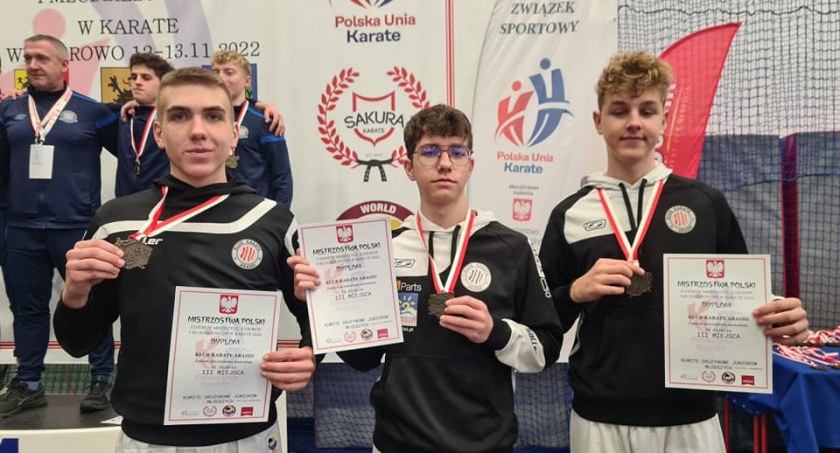 Zdjęcie: Brązowi medaliści mistrzostw Polski z Klubu Karate Arashi: Wojciech Kołodziejski, Albert Masłowski i Milan Gajzler (fot. KK Arashi)