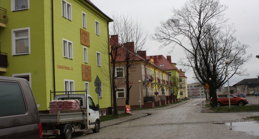 Zdjęcie: osiedle TBS przy ul. Makuszyńskiego w Legnicy (fot. Piotr Kanikowski). 