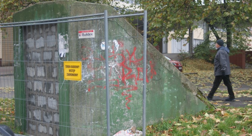 Zdjęcia: Wejście do poniemieckiej szczeliny przeciwlotniczej przy ul. Pocztowej w Legnicy (fot. Piotr Kanikowski)